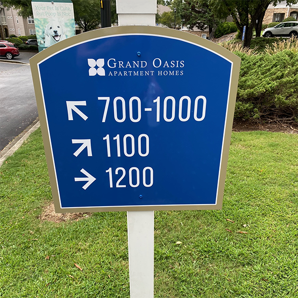 wayfinding-pole-sign-apartment